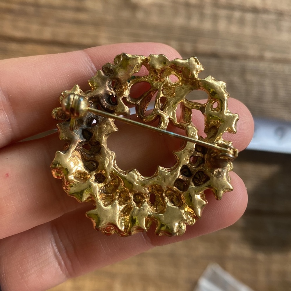 VINTAGE GOLD TONE BOW GREEN ENAMEL LEAF WREATH BROOCH PIN CHRISTMAS HOLIDAY - Picture 3 of 4